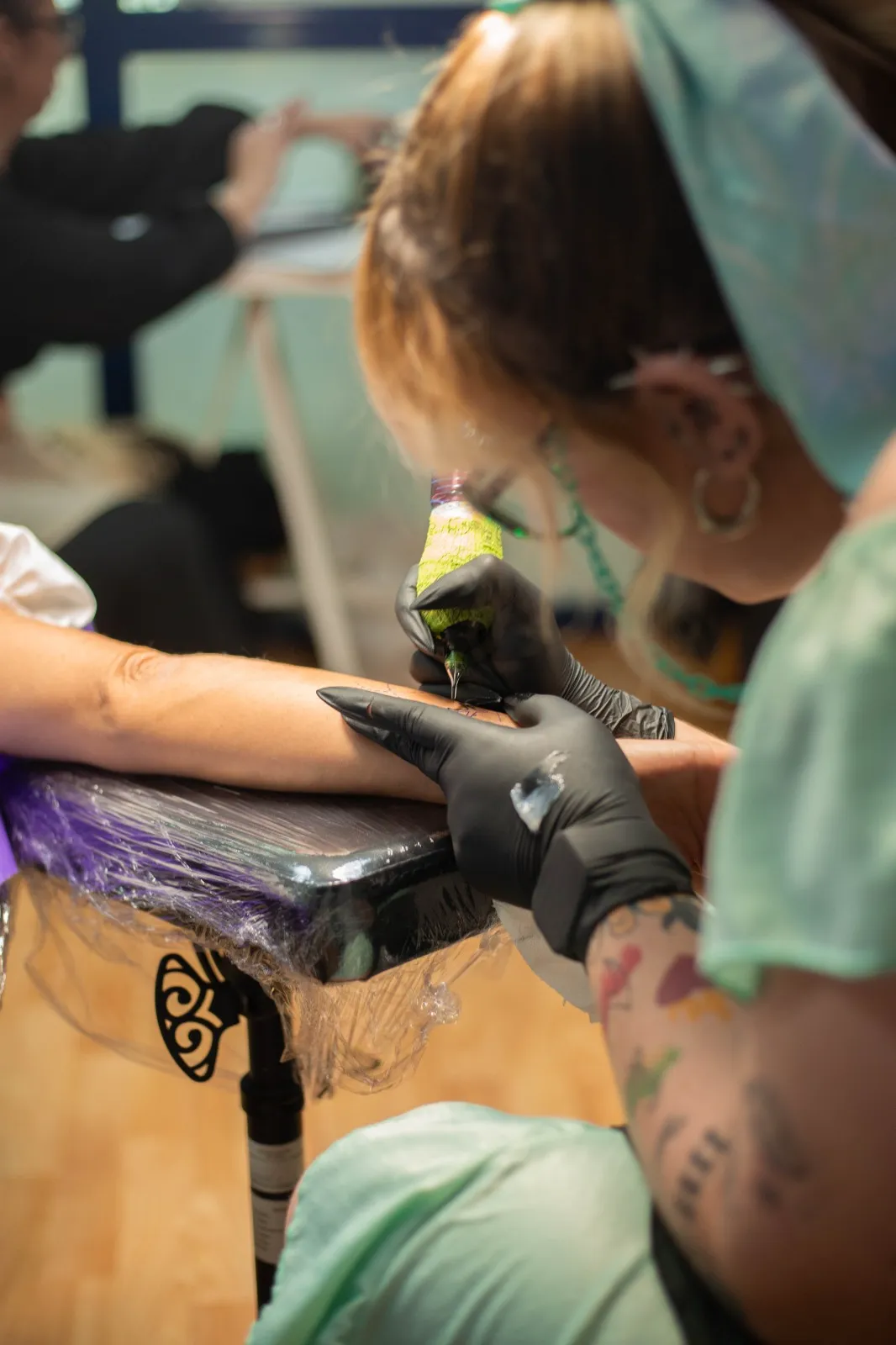 Tatuadora en sesión de tatuaje