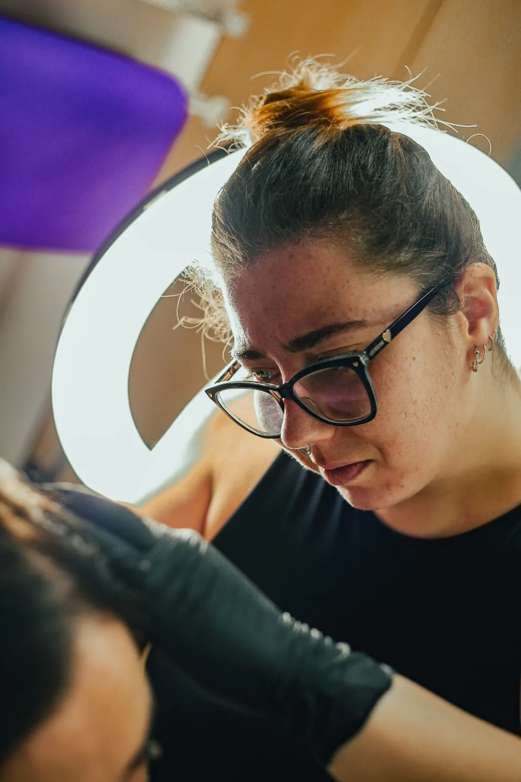 Tatuadora realizando trabajo de tatuaje